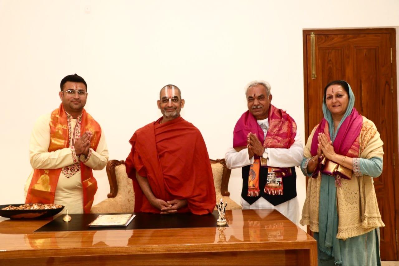 Pujy-Guru-Dev-with-Pujnye-Guru-Mata-with-Sri-Sri-Sri-Tridandi-Chinna-Srimannarayana-Ramanuja-Jeeyar-Swamiji-shewadari